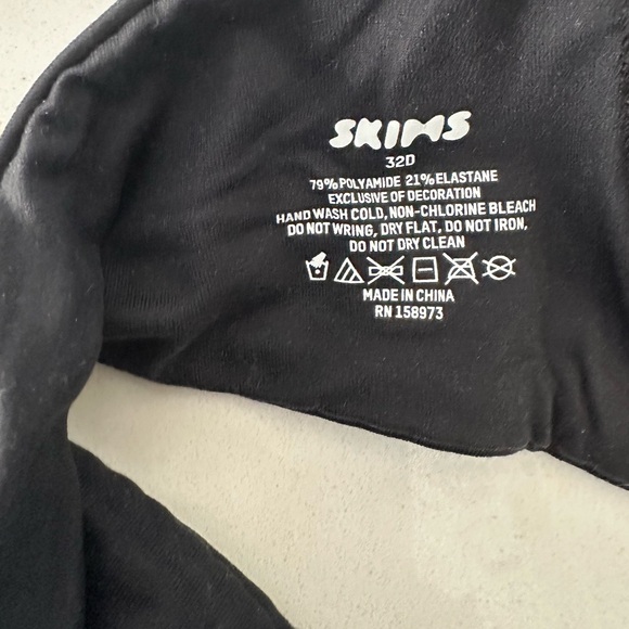 BNWT SKIMS FITS EVERYBODY PUSH UP BRA, SIZE 32D COLOR BLACK - Picture 3 of 3